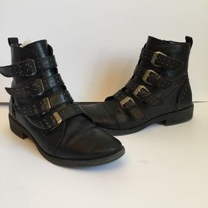 Steve Madden Black Leather  4 Buckle Ankle Boots.